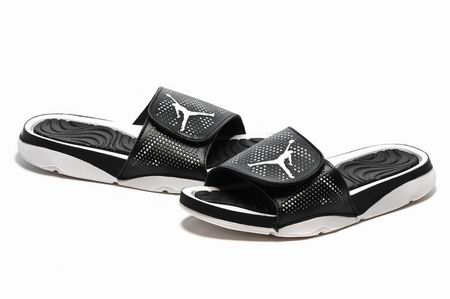 Jordan Hydro V Retro slippers black white
